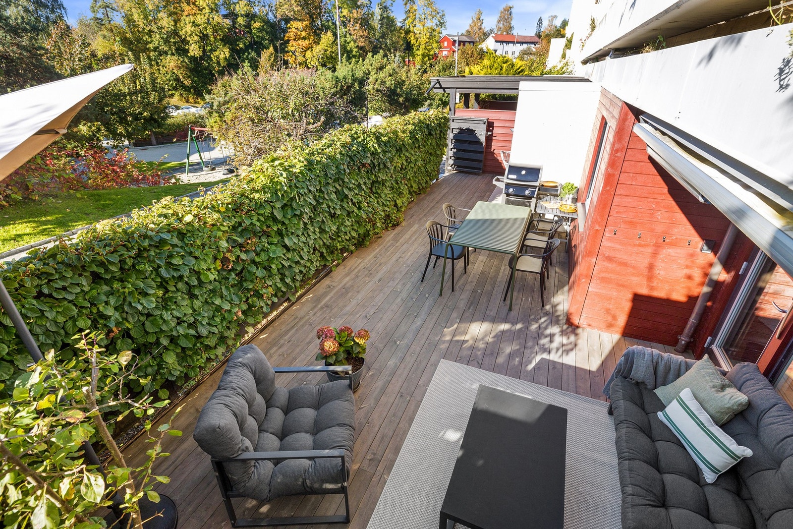 Markisen på terrassen gir nødvendig solskjerming på de varmeste dagene, slik at man alltid kan finne en behagelig balanse mellom sol og skygge. Galleribilde