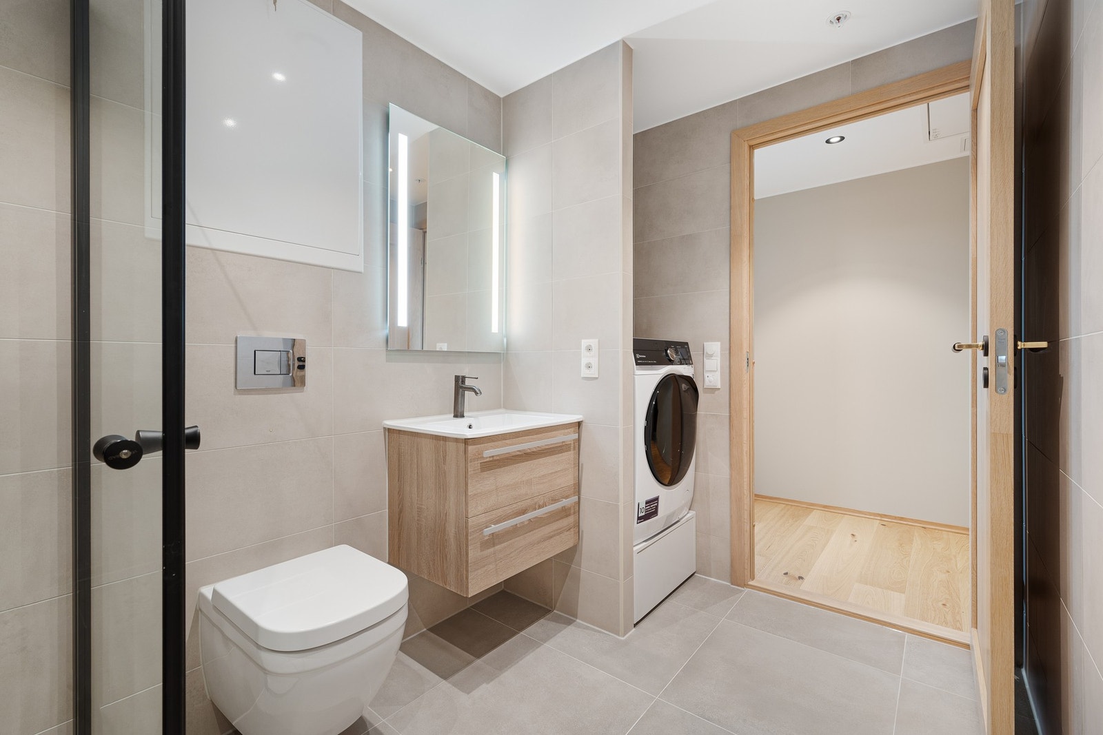 Badet med adkomst fra entré er utstyrt med opplegg for vaskemaskin/tørketrommel. Galleribilde