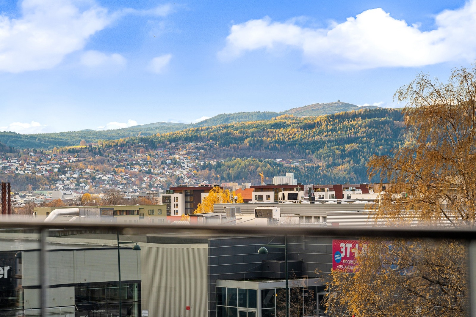 Dagens utsikt fra balkongen: Geitfjellet og Gråkallen. Galleribilde