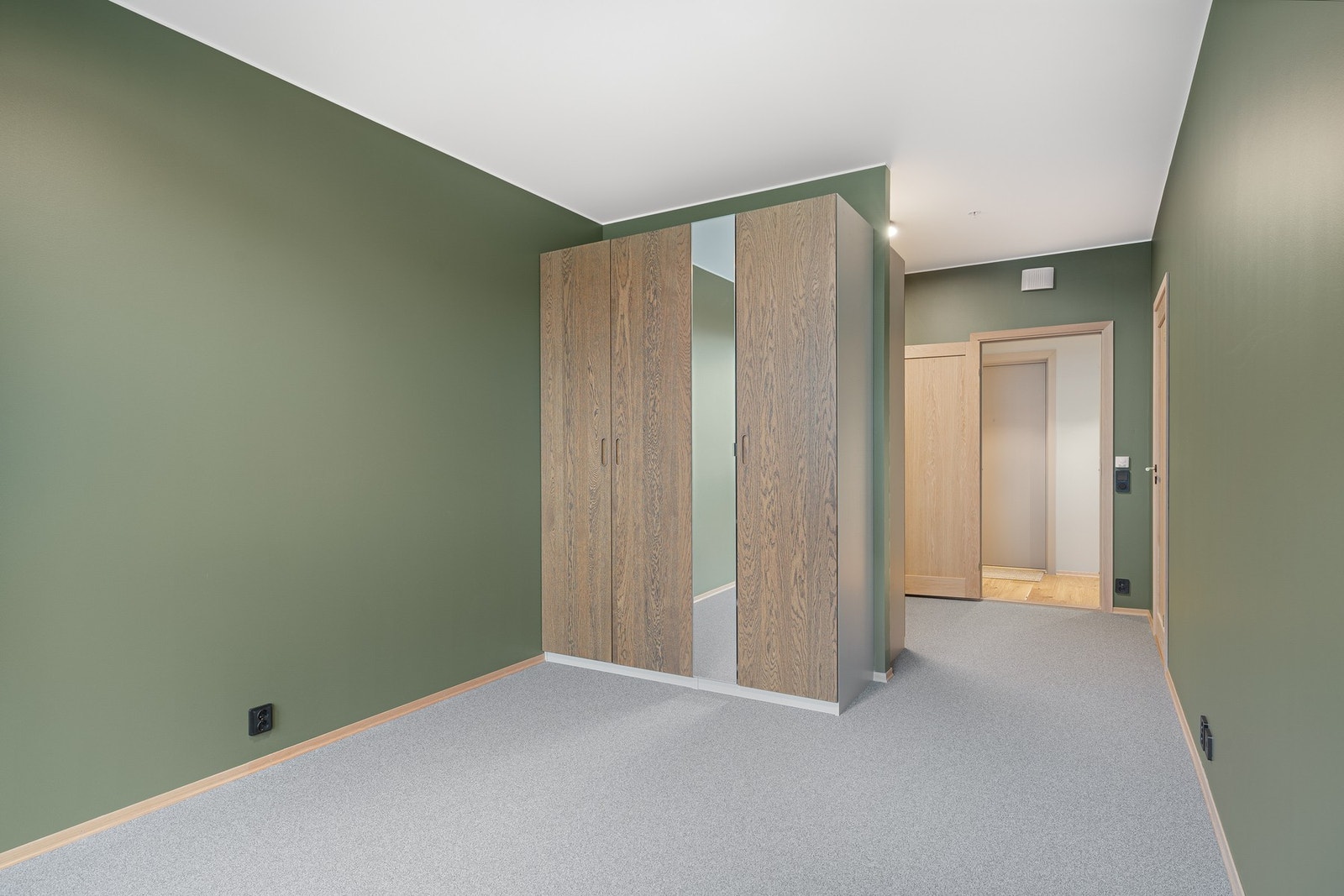 Begge soverom bærer et eksklusivt preg som følge av behagelig teppegulv. Teppegulv på begge soverom er tilvalg som ble gjort ved kjøp. Galleribilde