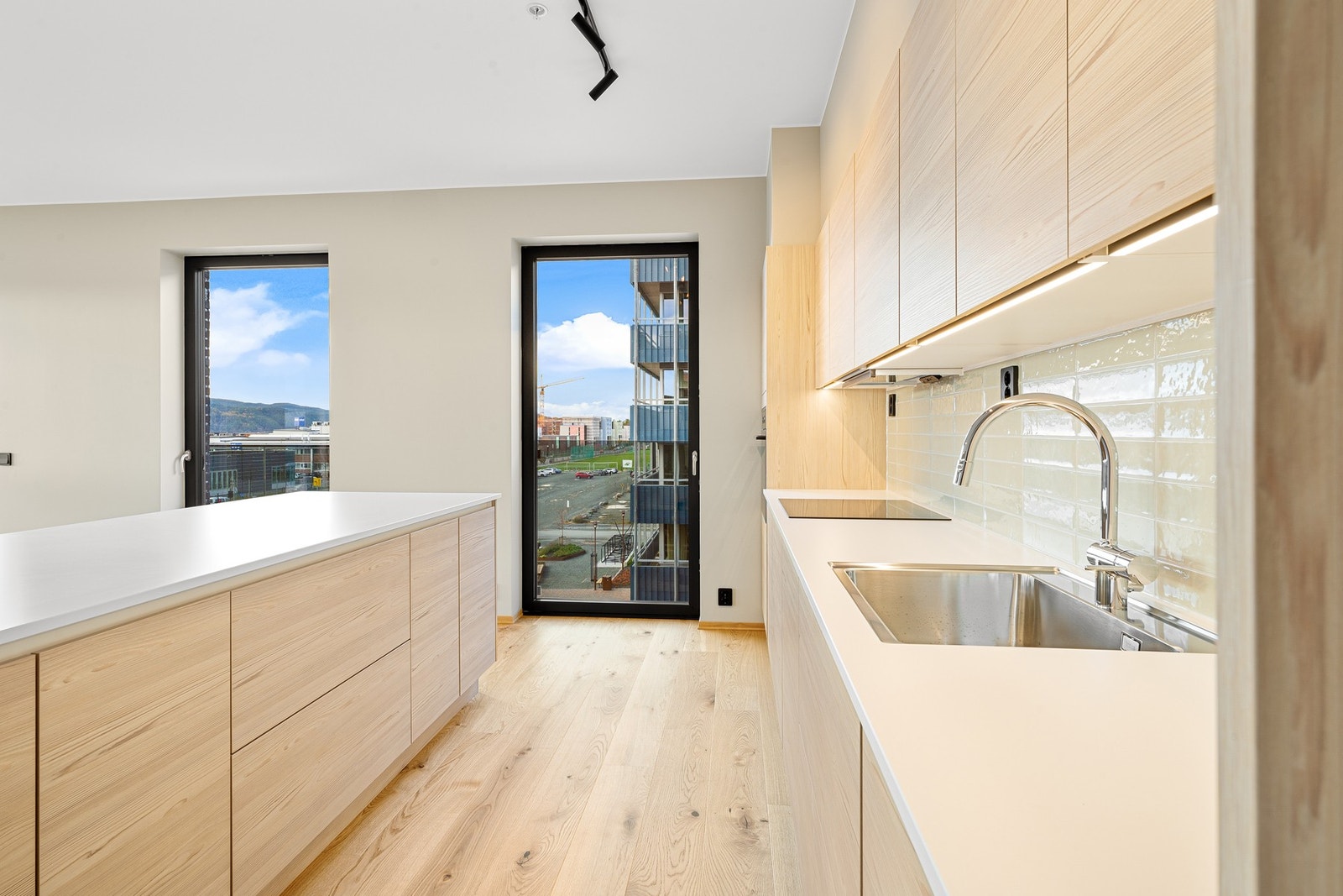 Kjøkkenet er i seg selv oppgradert, og har i tillegg ytterligere tilvalg som som flisene mellom over- og underskap og Electrolux hvitevarer. Galleribilde