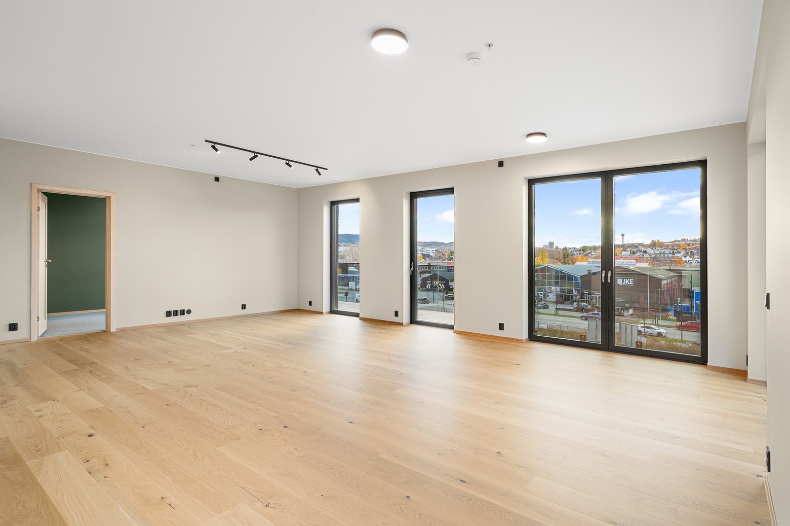 Et åpent stue- og kjøkkenareal på hele 61,3 kvm. Til sammenligning like stort som en gjennomsnittlig 3-roms leilighet. Galleribilde