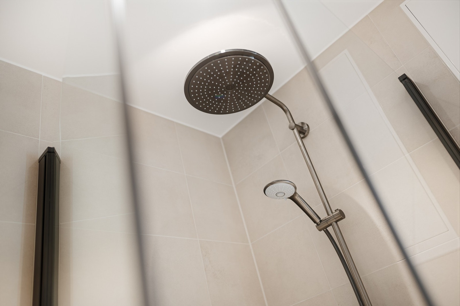 Begge bad i leiligheten er utstyrt med tropedusj. Galleribilde