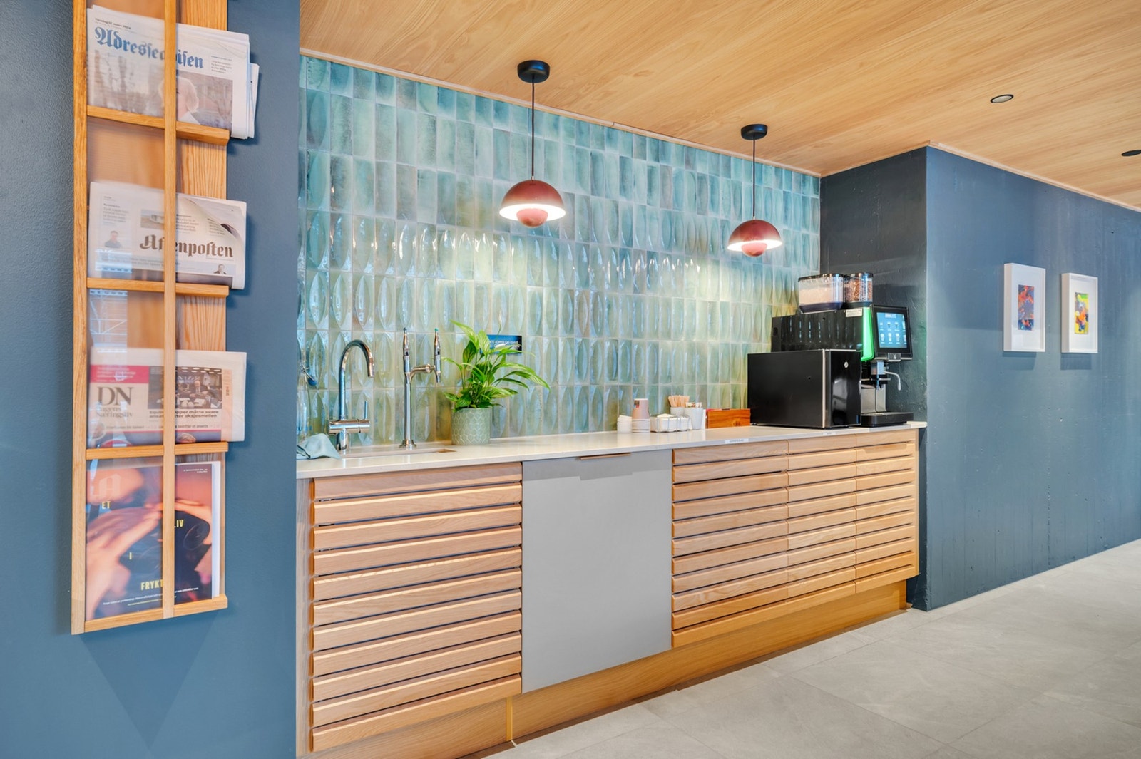 Ved resepsjonen finnes det en "barløsning" med mulighet for å plukke med seg en kaffe på vei til arbeid, eller som kan nytes sammen med dagens avis i et av byggets flere loungeområder. Galleribilde