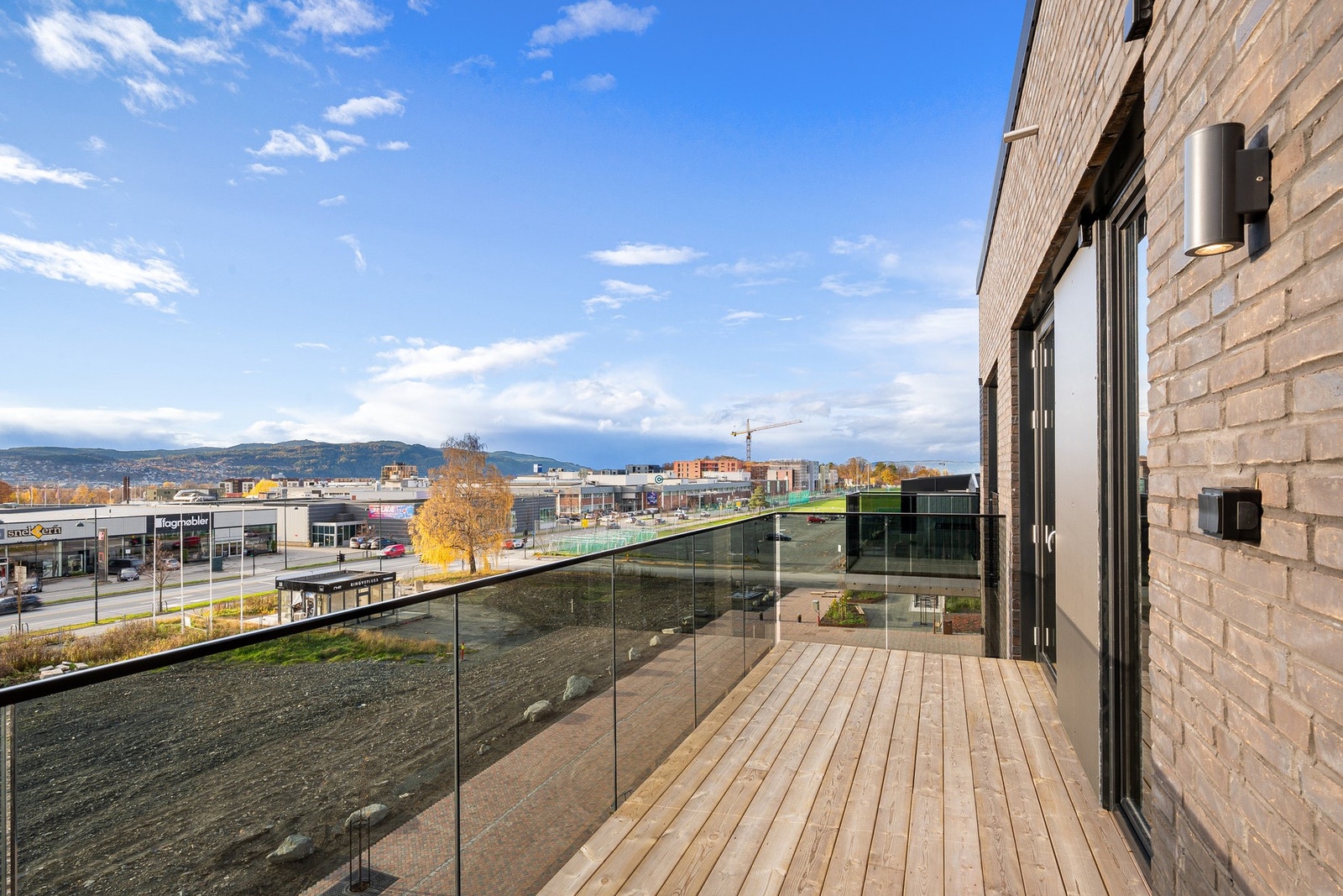 Balkong 2 er på 11,1 kvm og med sin sørvendte plassering sikrer dette gode solforhold hele dagen. Galleribilde