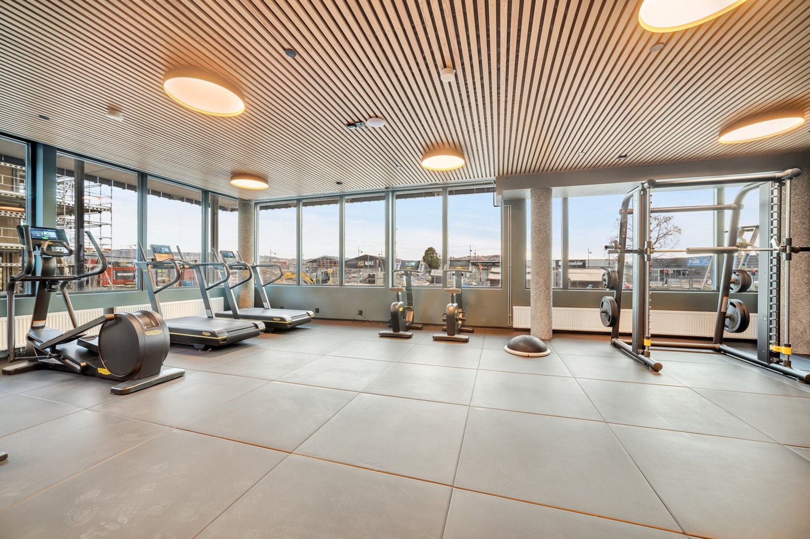 Flott og velutstyrt treningsrom over to etasjer (1. etasje og kjeller), som en del av pluss-konseptet. Galleribilde