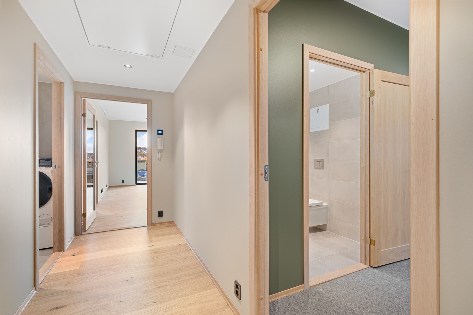 Stuen er adskilt fra entré med en elegant glassdør, som for øvrig er en del av de mange tilvalgene som ble gjort ved kjøp. Galleribilde