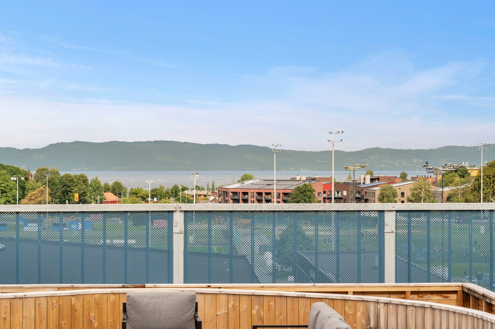 Fra en av loungene på takterrassen kan du på sommerhalvåret oppleve en fantastisk solnedgang, der solen sakte forsvinner bak det vakre landskapet i horisonten. (Kassene rundt terrassen vil på et senere tidspunkt opparbeides med frodig beplantning.) Galleribilde