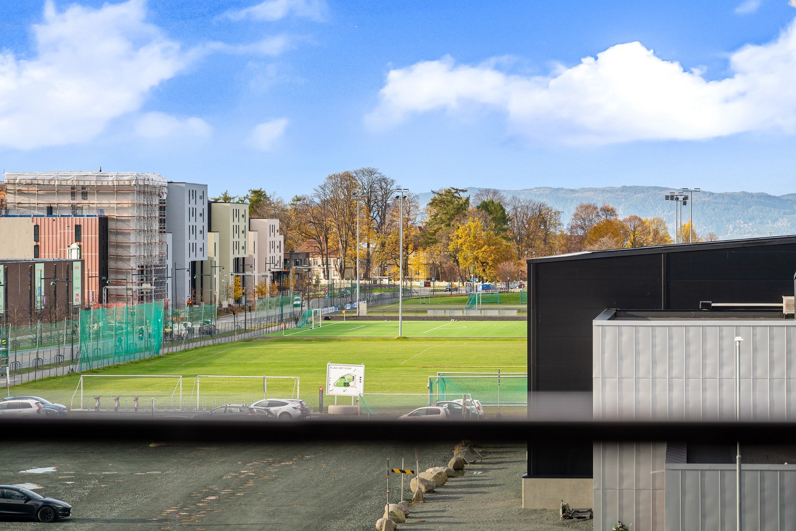 Dagens utsikt fra balkongen: Ladesletta med Lade Gaard og fosen-alpene i bakgrunnen. Galleribilde