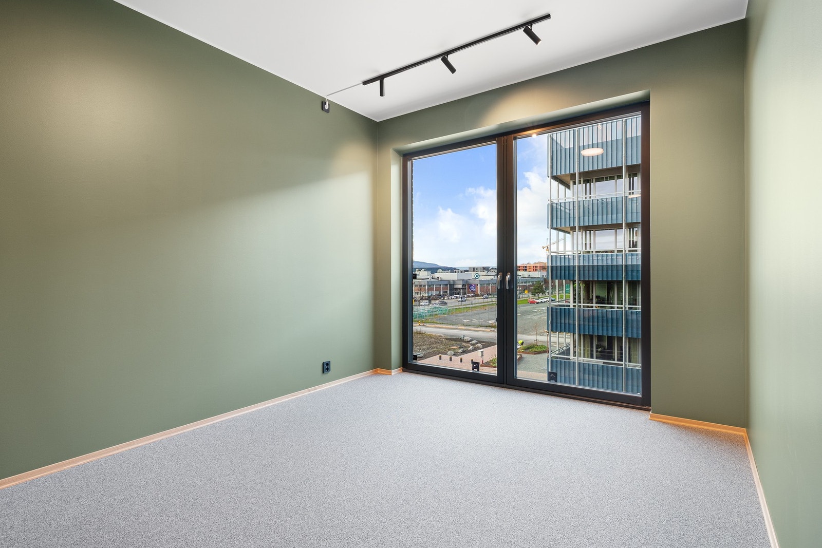 Er du bekymret for innsyn, kan du selvfølgelig henge opp gardiner på soverommet. Gardiner med takskinne er et populært valg som gir et elegant preg. Galleribilde