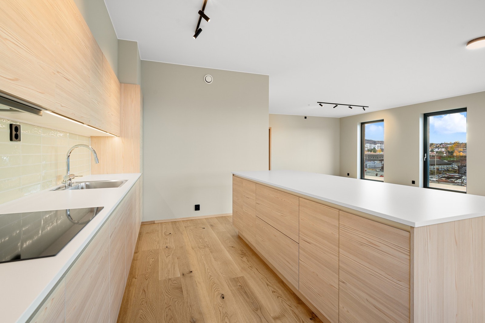 Med en herlig kjøkkenøy har du rikelig med skap- og benkeplass. Hvitevarene er inkludert og følger naturligvis med i handelen. Galleribilde