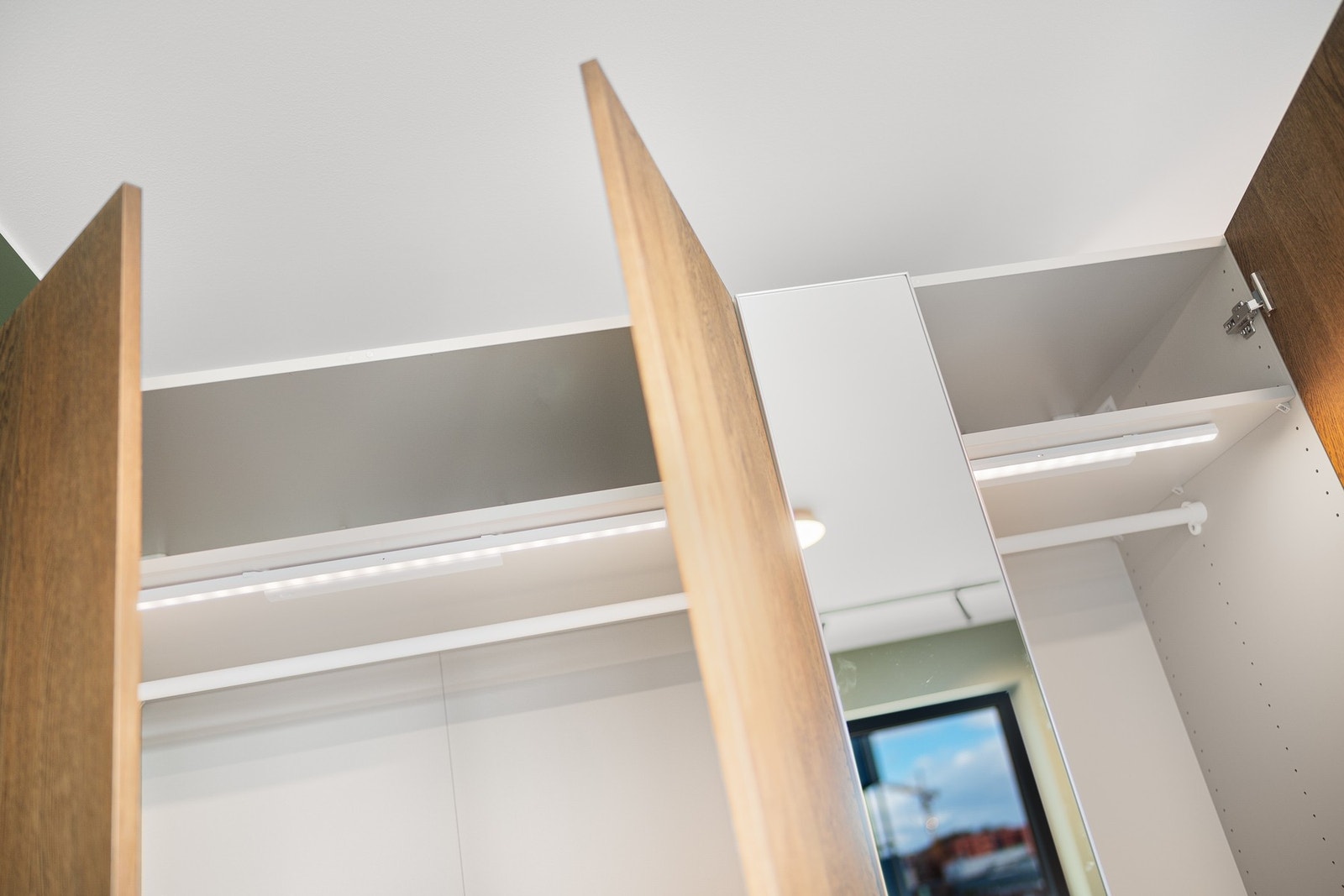 Det er lagt opp lys inne i garderobeskapene. Alle skap i leiligheten medfølger handelen. Galleribilde