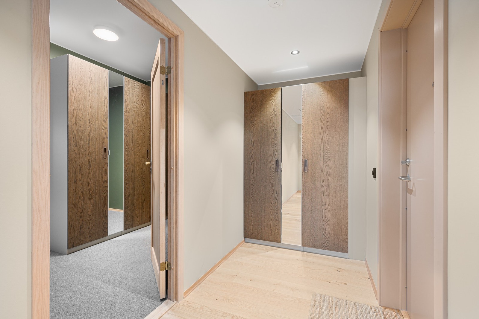 Entreen måler 8 kvm og er utstyrt med plassbygd garderobeskap med speil. Herfra har du for øvrig også adkomst til hovedsoverommet. Galleribilde