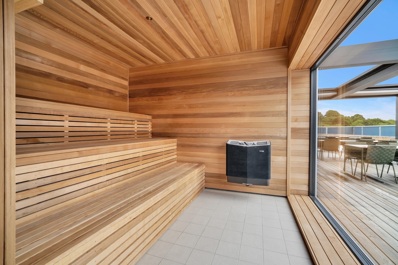 På takterrassen kan du blant annet finne badstue, lounger, solsenger, felles drivhus og utekjøkken med grill. Galleribilde