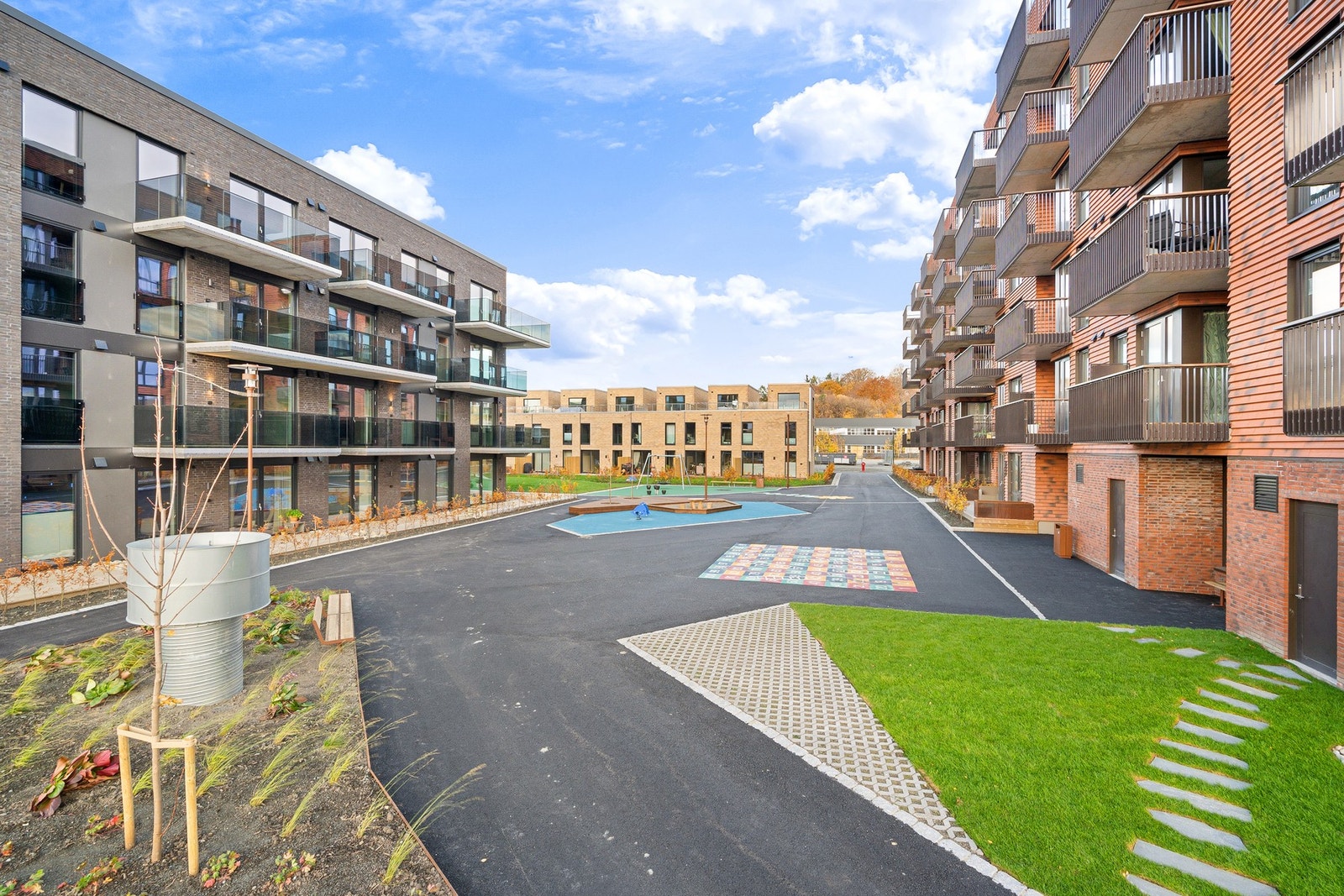 Området rundt boligen er opparbeidet med internstier, frodige vekster og grøntområder. Galleribilde