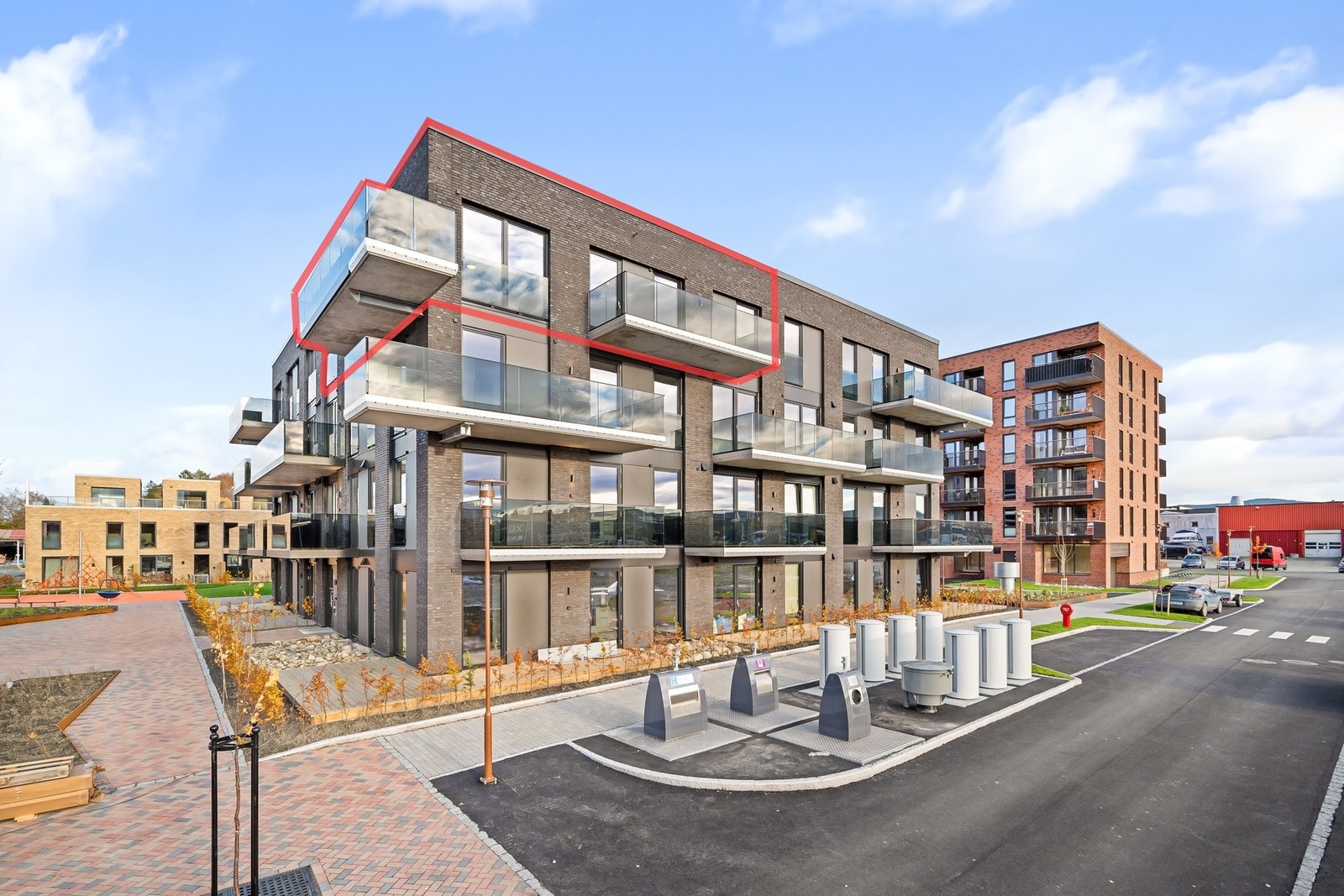 Leiligheten har to balkonger - én vendt mot sør og én mot vest. Dette gir deg optimale solforhold hele dagen. Galleribilde