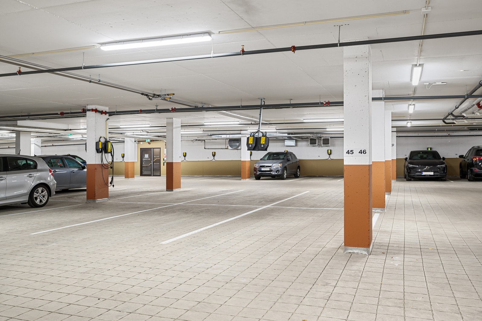 Det medfølger én fast parkeringsplass i byggets felles oppvarmede parkeringskjeller. Galleribilde