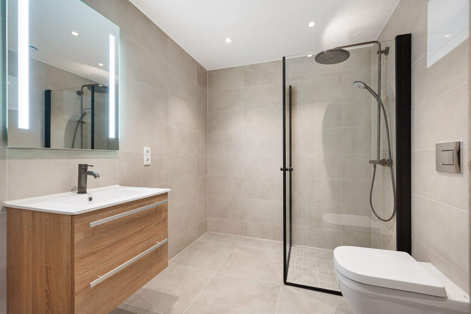 Badet er flott flislagt med varme i gulv. Galleribilde