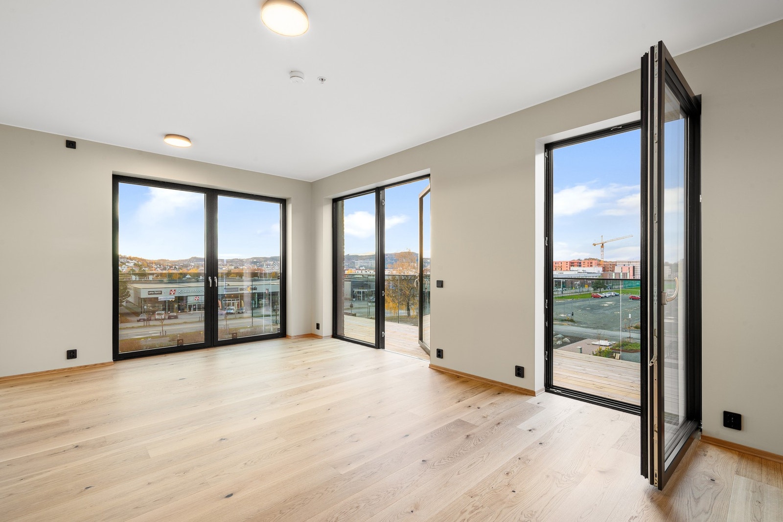 Fra stuen har du tilgang til to balkonger gjennom balkongdører i glass, i tillegg til dette har du to franske balkonger og to store vinduer som kan åpnes helt opp. Galleribilde