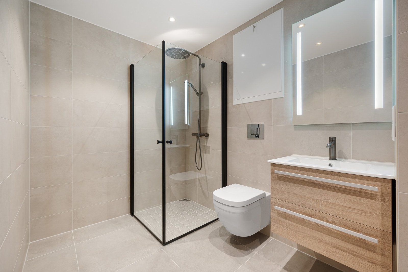 Det er to bad i leiligheten, et med adkomst fra entré og et fra hovedsoverom. Galleribilde