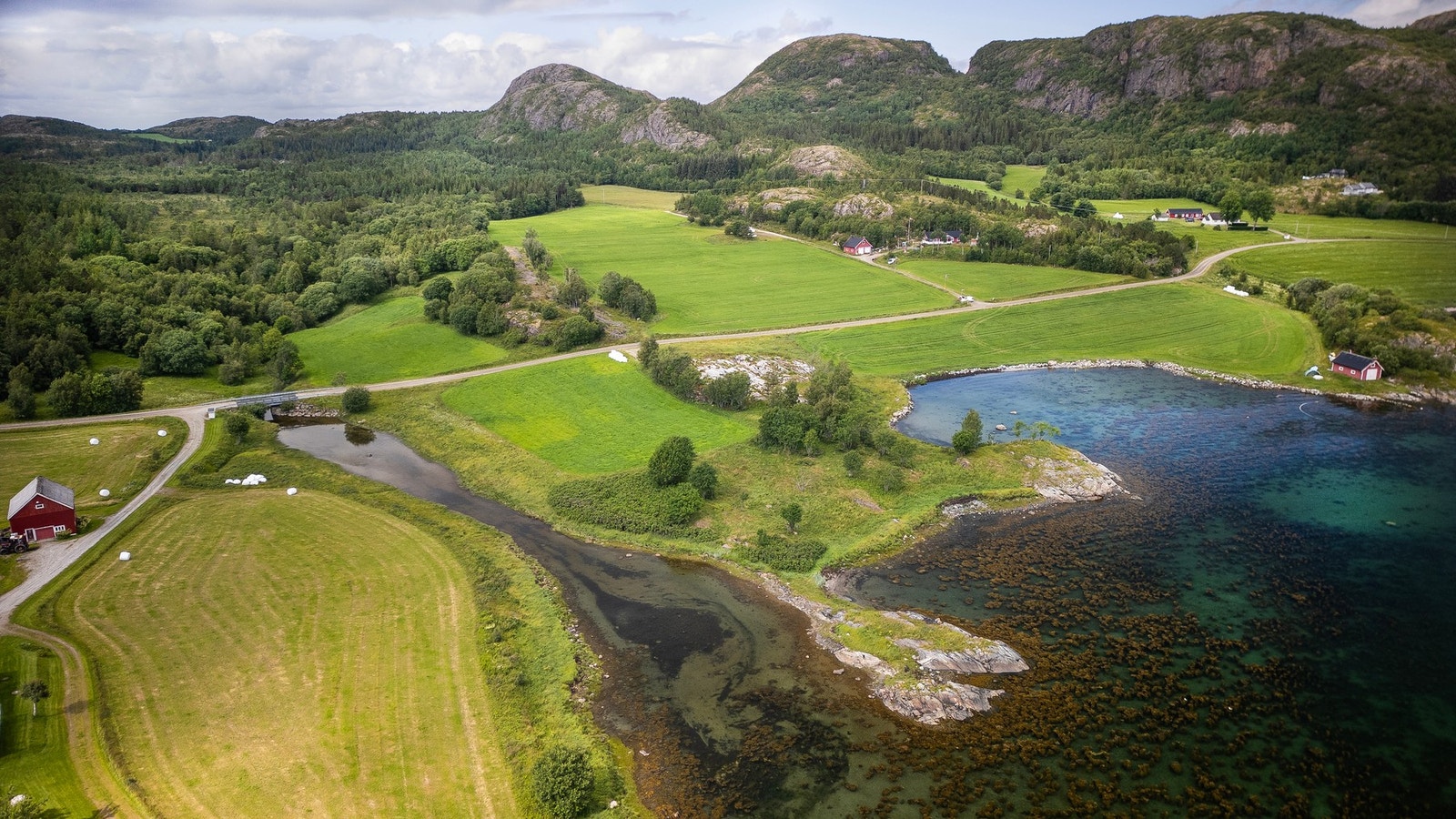 Ca. 6,5 kilometer unna Seierstad ferjekai og dagligvare. Galleribilde