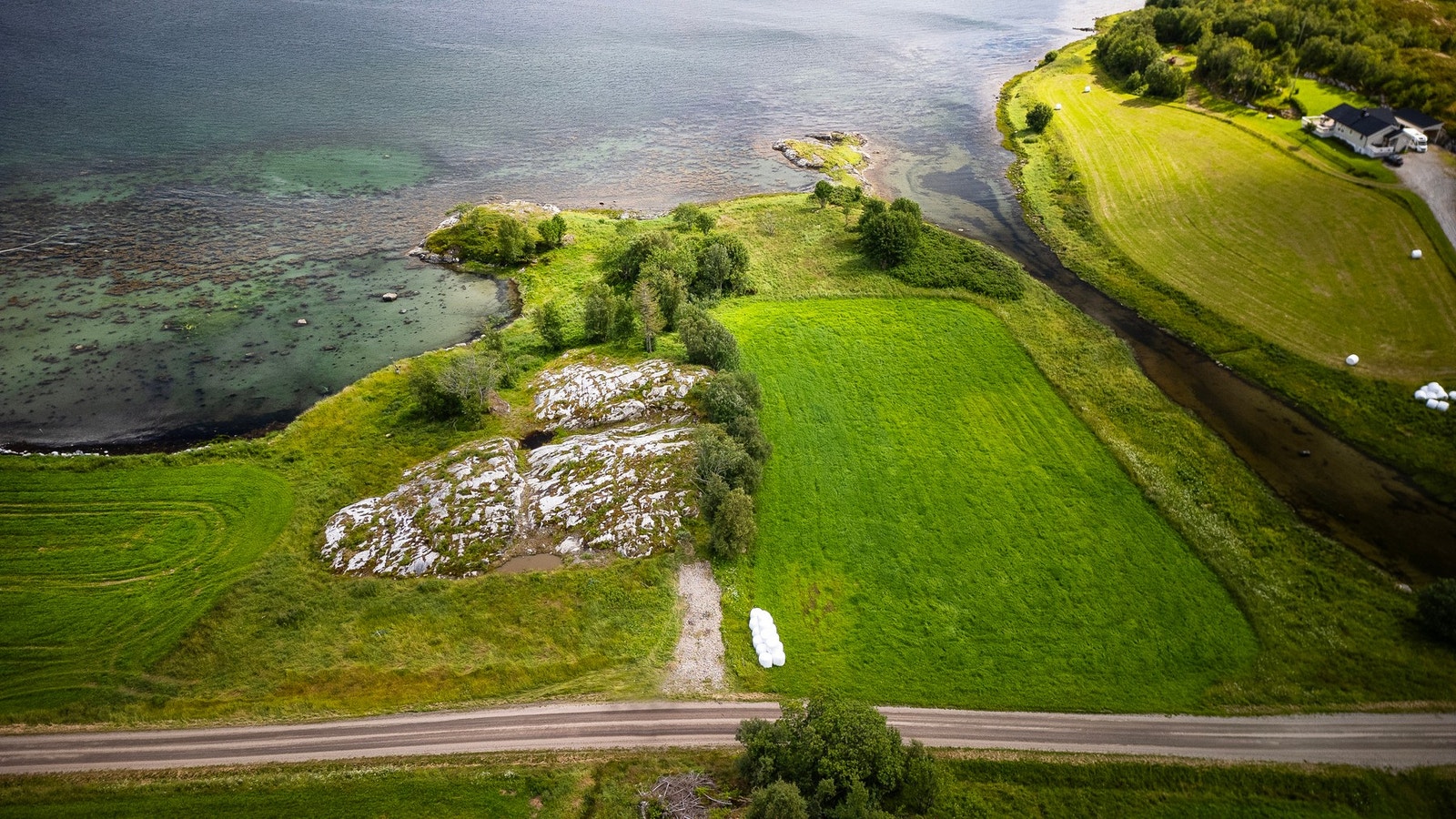 Tomtestørrelsen er på 1 047,7 kvm. Galleribilde
