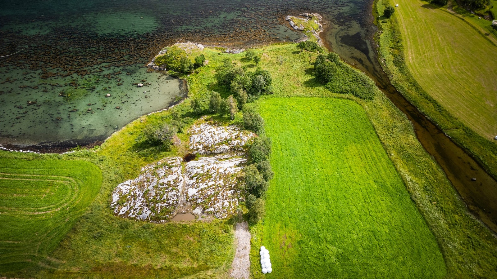 Tomten ligger i noe skrånet terreng. Galleribilde