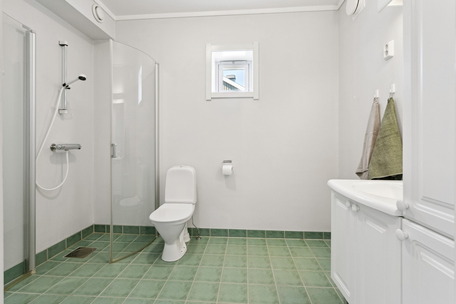 Badet er av god størrelse med dusjhjørne og opplegg for vaskemaskin Galleribilde