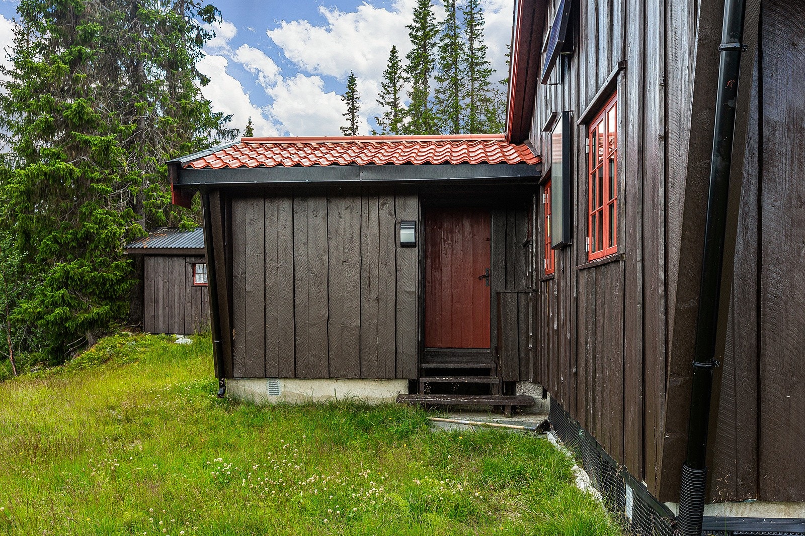 Det er 2 innganger til hytta, hvorav hovedinngangen er på framsiden av hytta Galleribilde