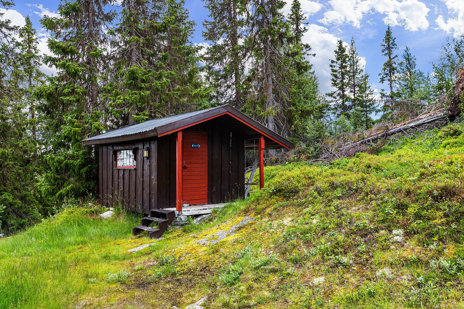 Uthuset inneholder bod med lagringskapasitet og utedo. Galleribilde