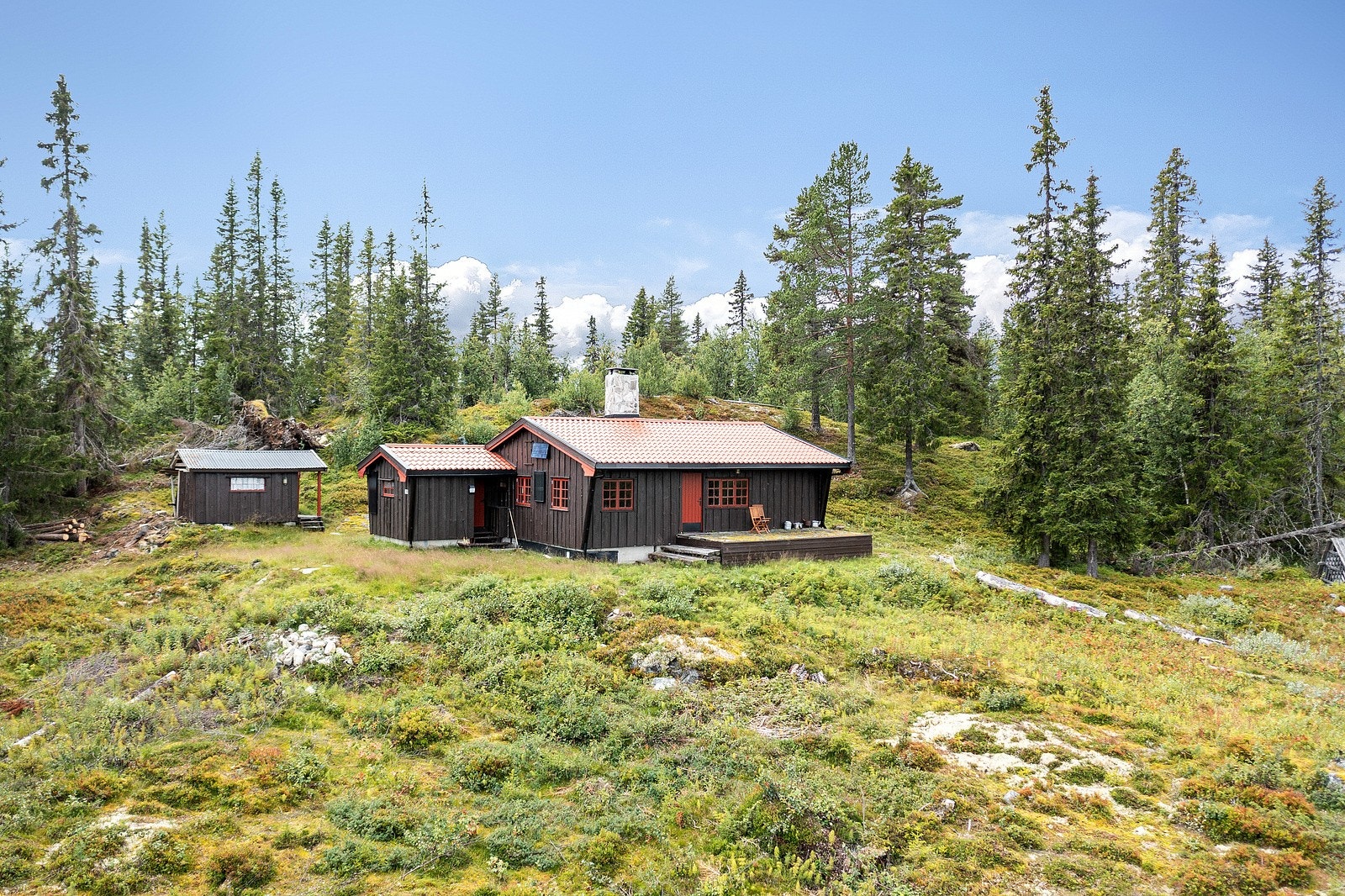 Bebyggelsen består av hytte samt uthus oppført i 1976. Flere oppgraderinger og oppussinger i løpet av de senere årene. Galleribilde