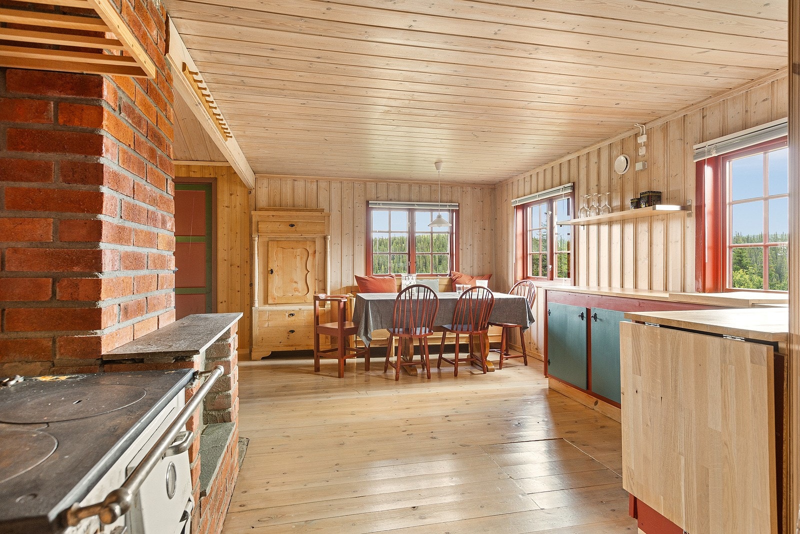 Kjøkkenet har en koselig innredning som består av en delvis plassbygd kjøkkenbenk med malte skrog og fronter samt eik benkeplate. Kjøkkenet innehar vedovn og vedkomfyr samt spisestueavdeling. Galleribilde