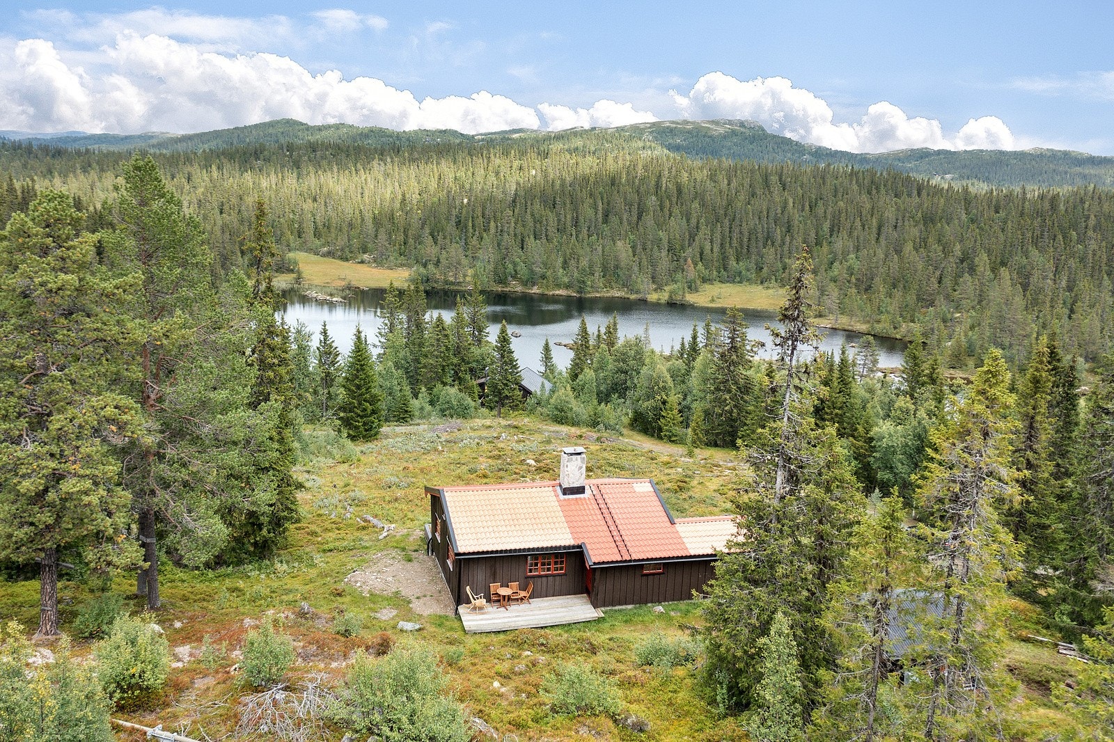 Gå- og sykkelturer, jakt og fiske, toppturer og bading i fjellvann på sommerstid. Galleribilde