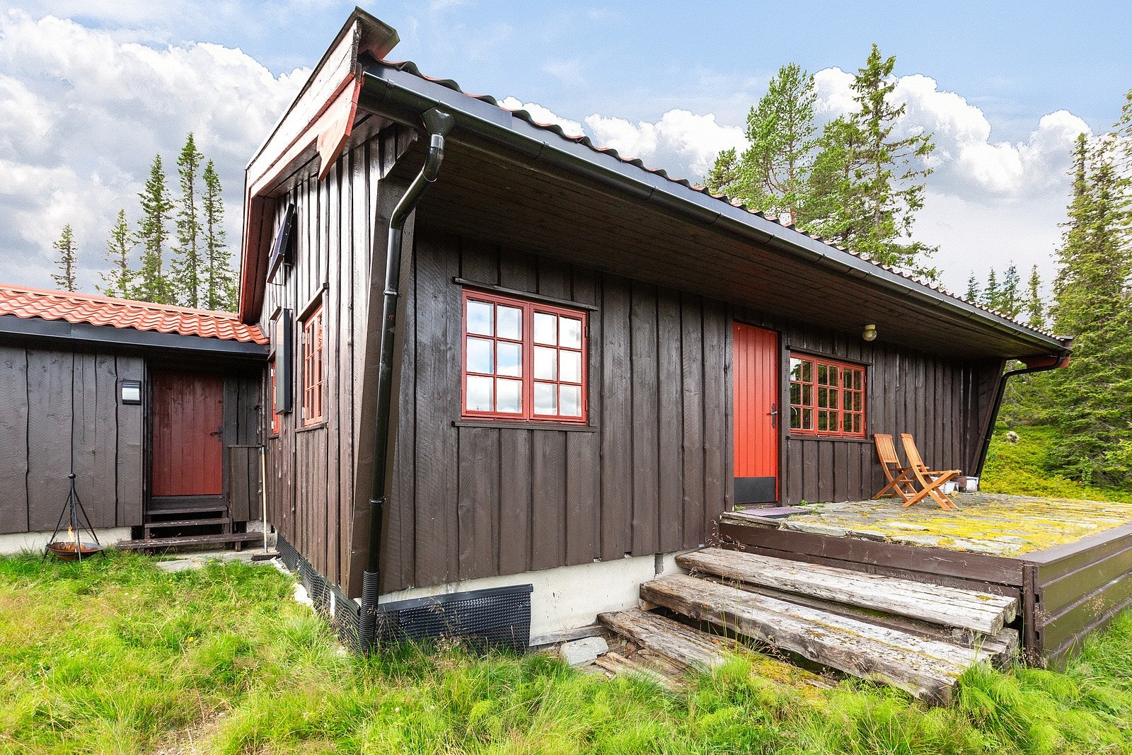 Utgang til terrasse fra stua. Her kan man sitte på fine sommerkvelder og nyte solnedgangen mens man skuer utover. Fra terrassen er det tilgang til uteområde. Galleribilde