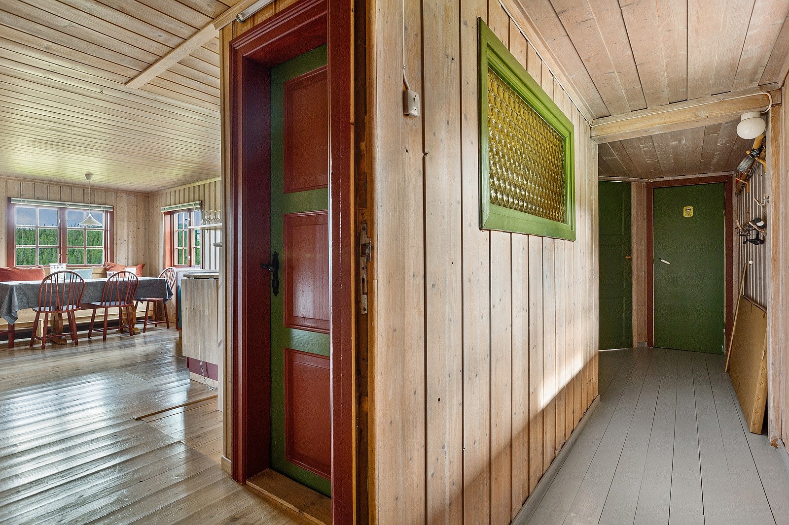 Kjøkkenet har åpen løsning til stue med tilliggende spiskammer, 2 soverom, trapp opp til åpen hems og utgang til terrasse. Galleribilde