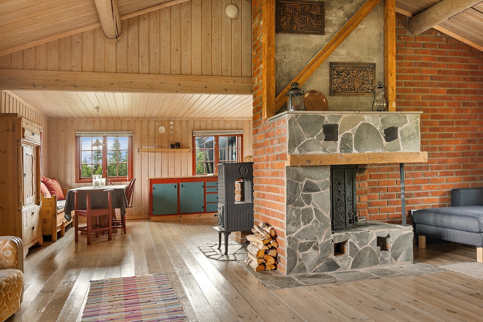 Stue med åpen kjøkkenløsning. Galleribilde