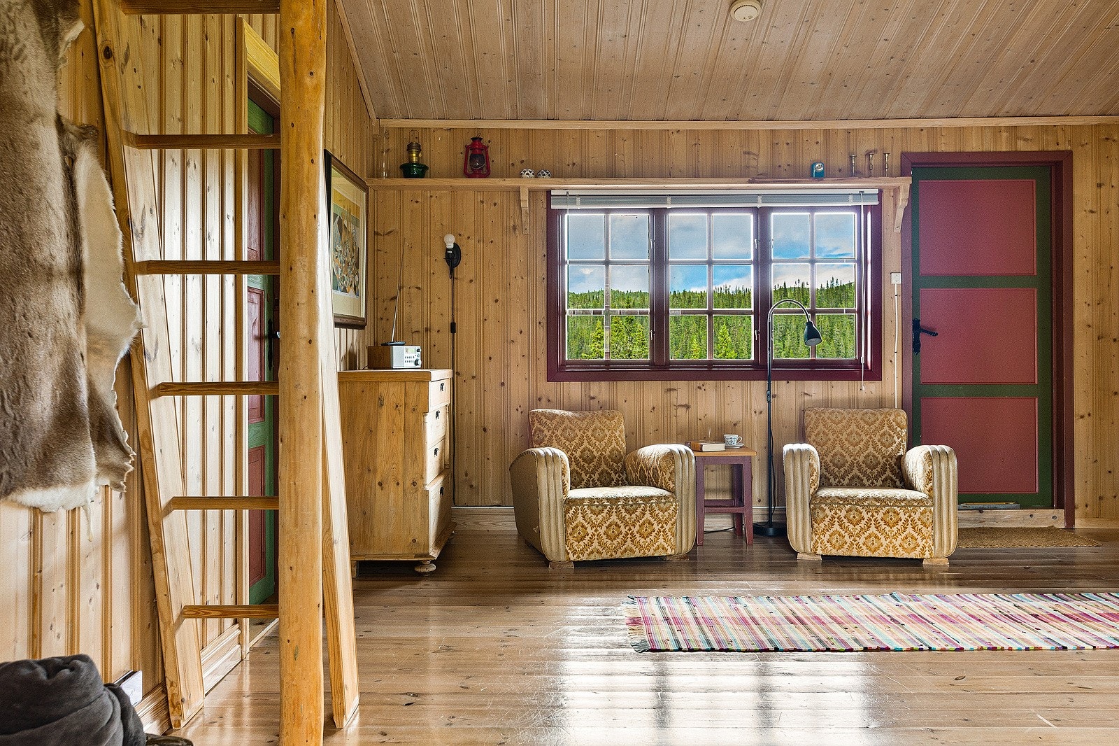 Trapp opp til åpen hems og utgang til terrasse i stua. Galleribilde