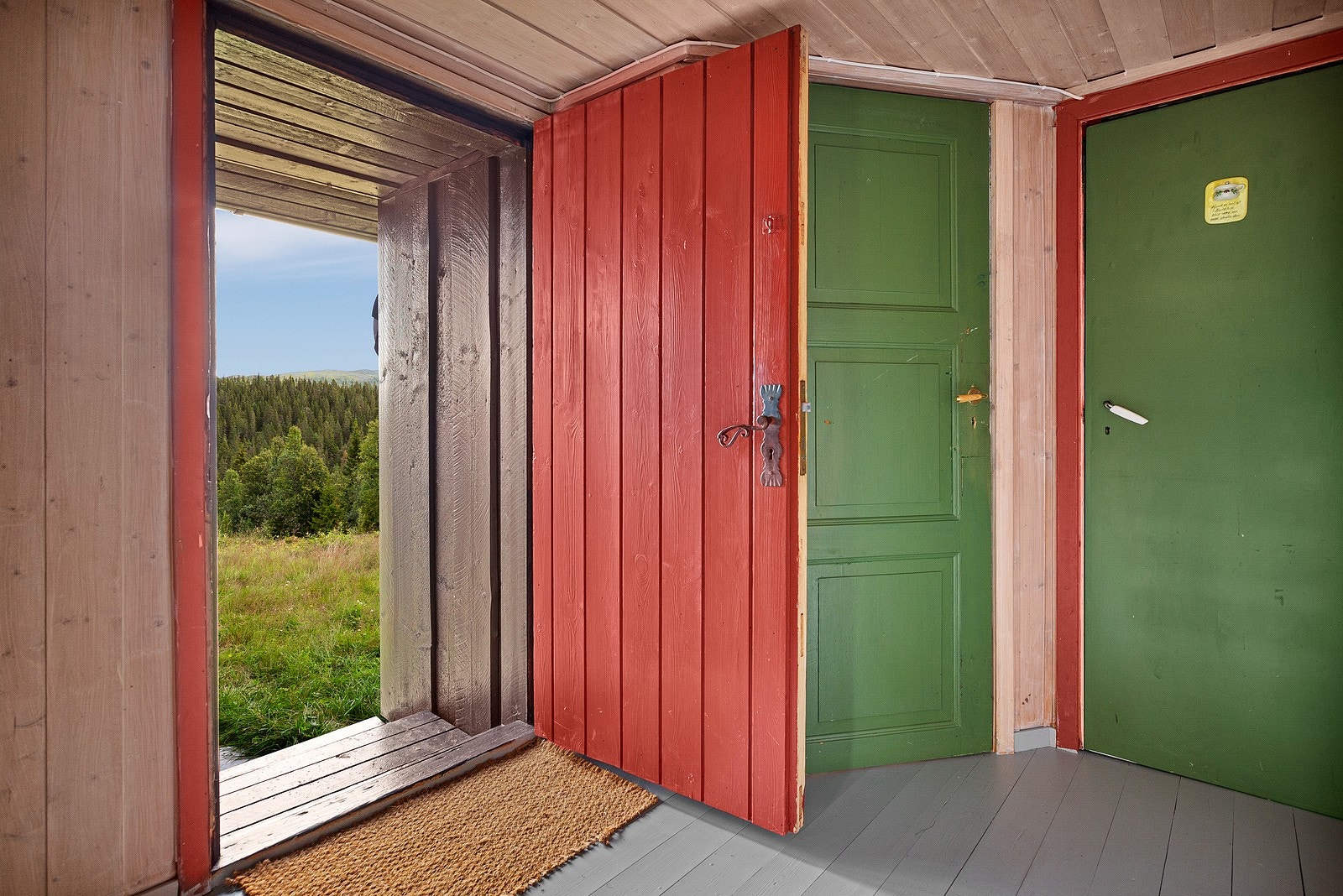 Eiendommen har et trivelig inngangsparti. Fra hovedinngangen ankommer man vindfang med tilliggende bad, teknisk rom og kjøkken samt utgang til terrasse og uteområde. Galleribilde