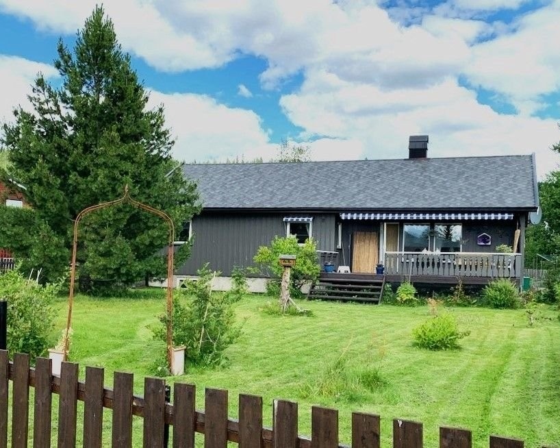 Opparbeidet hage foran huset Galleribilde
