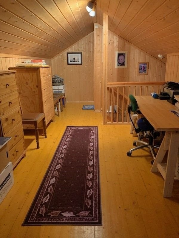 Midtgangen på loftet - kontor/studieplass Galleribilde