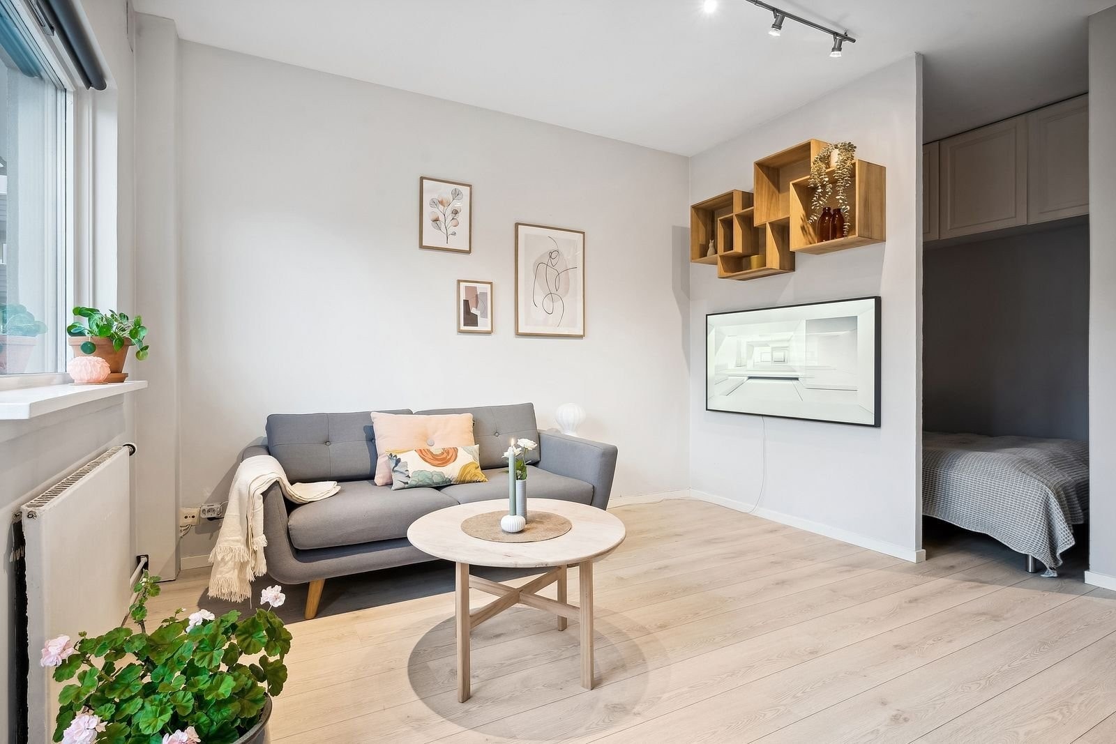 Gulv bestående av laminat ble installert februar 2021. Galleribilde