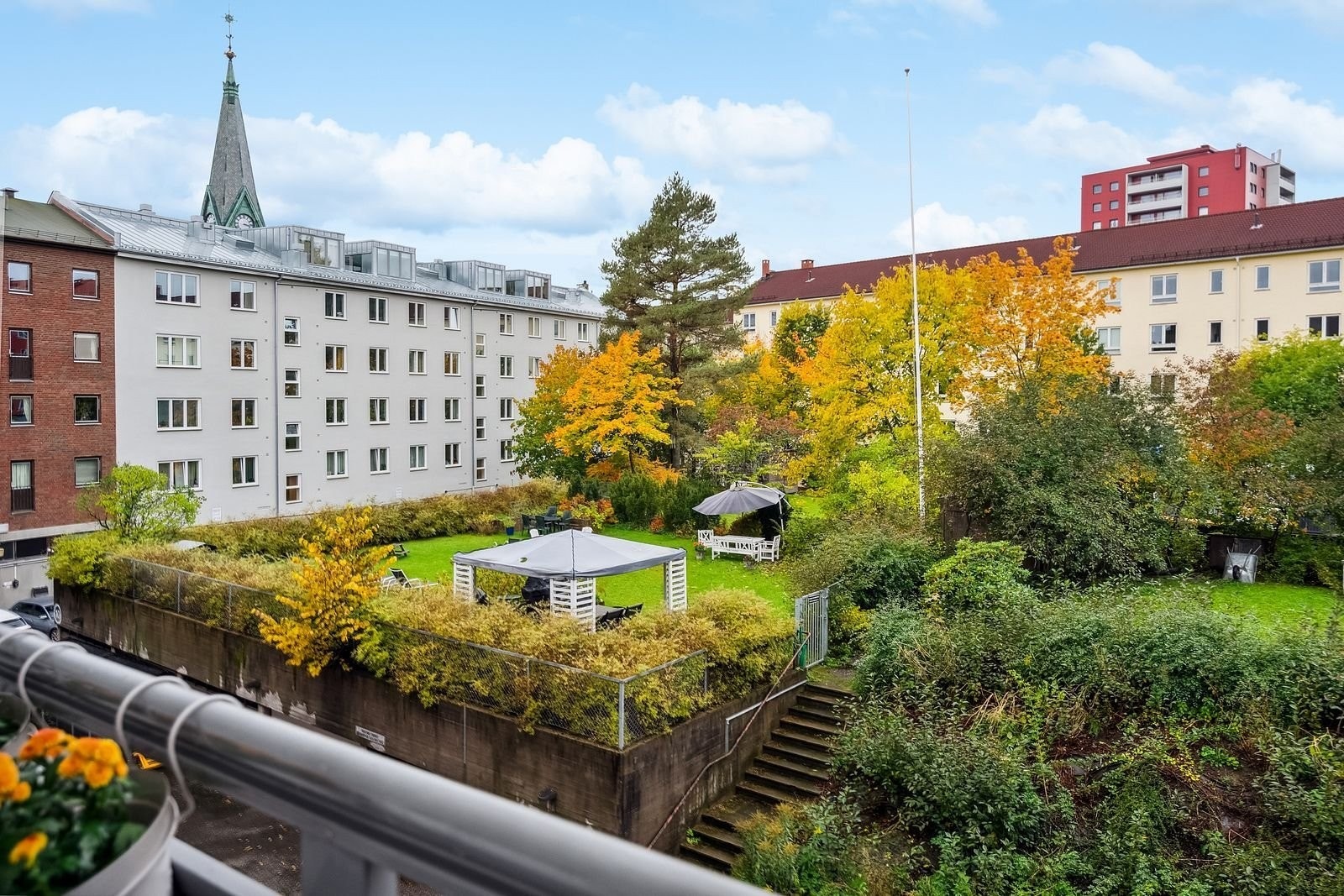 Balkongen vender ut mot hyggelig bakgård, fritt utsyn og ingen gjenboere. Galleribilde