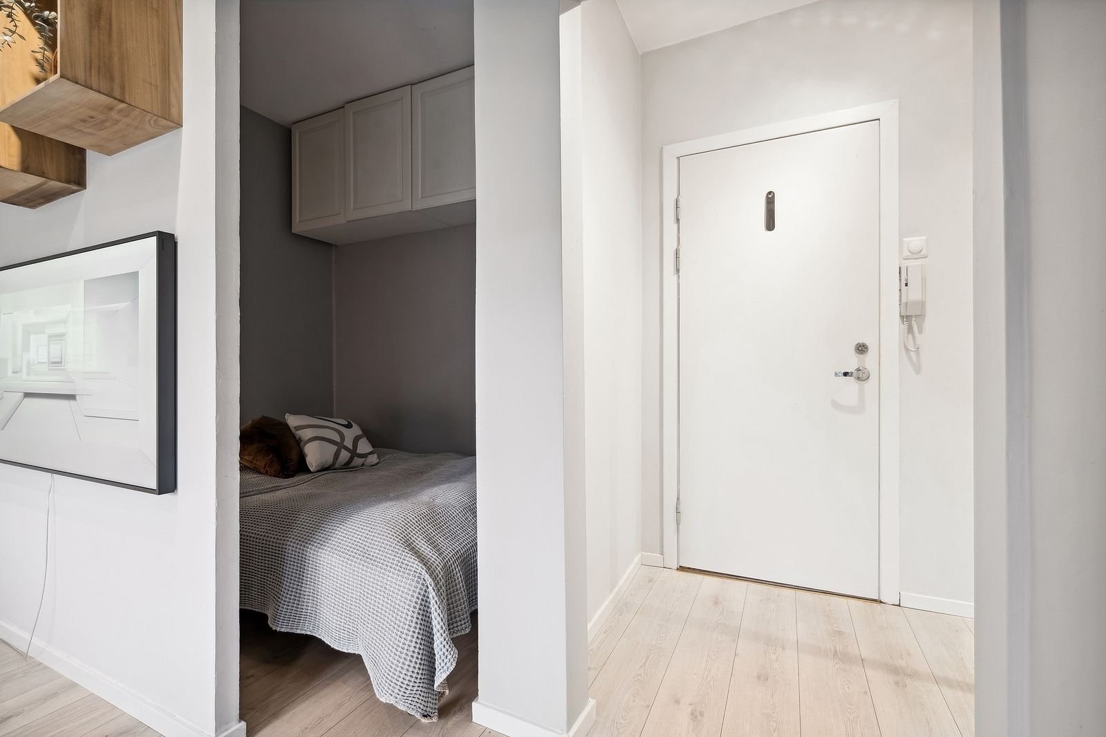 Fastmonterte overskap med god oppbevaringsplass i sovealkove. Galleribilde