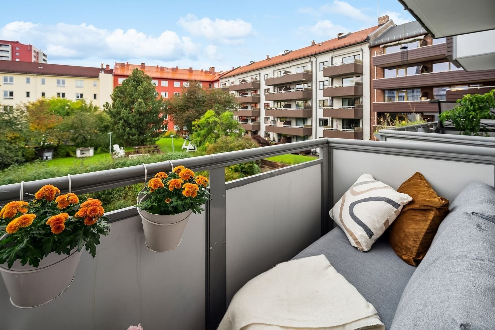 Gode solforhold på balkongen og god plass til en liten sofa med puter. Balkongen er ca 3kvm. Galleribilde