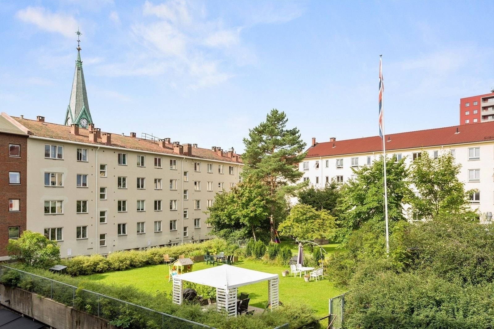 Her er et bilde av bakgården om sommeren. Galleribilde