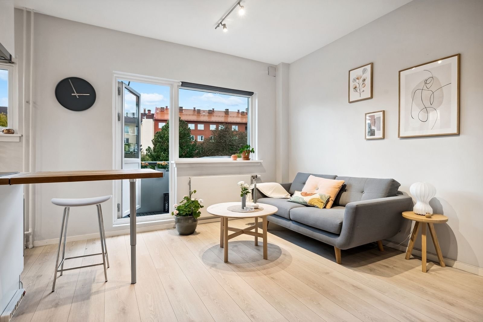 Leiligheten har slette vegger i en behagelig gråfarge. Galleribilde