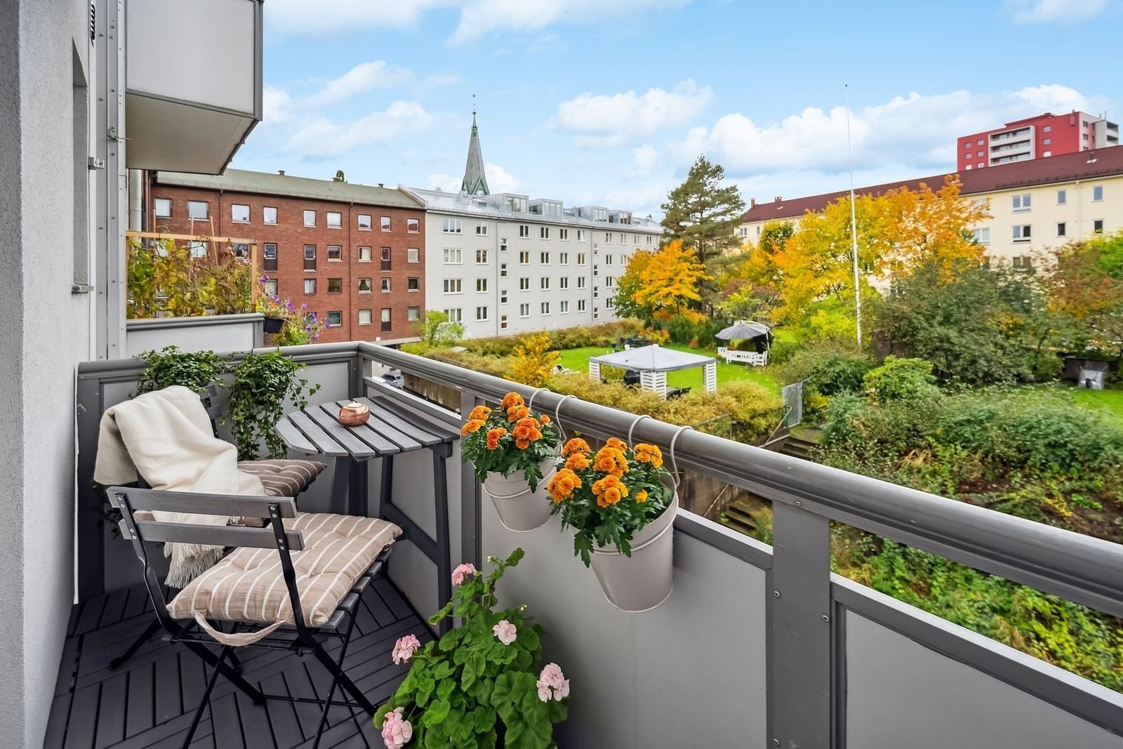 Velkommen til Grimstadgata 24B - med Sagenes koseligste balkong og bakgård. Galleribilde