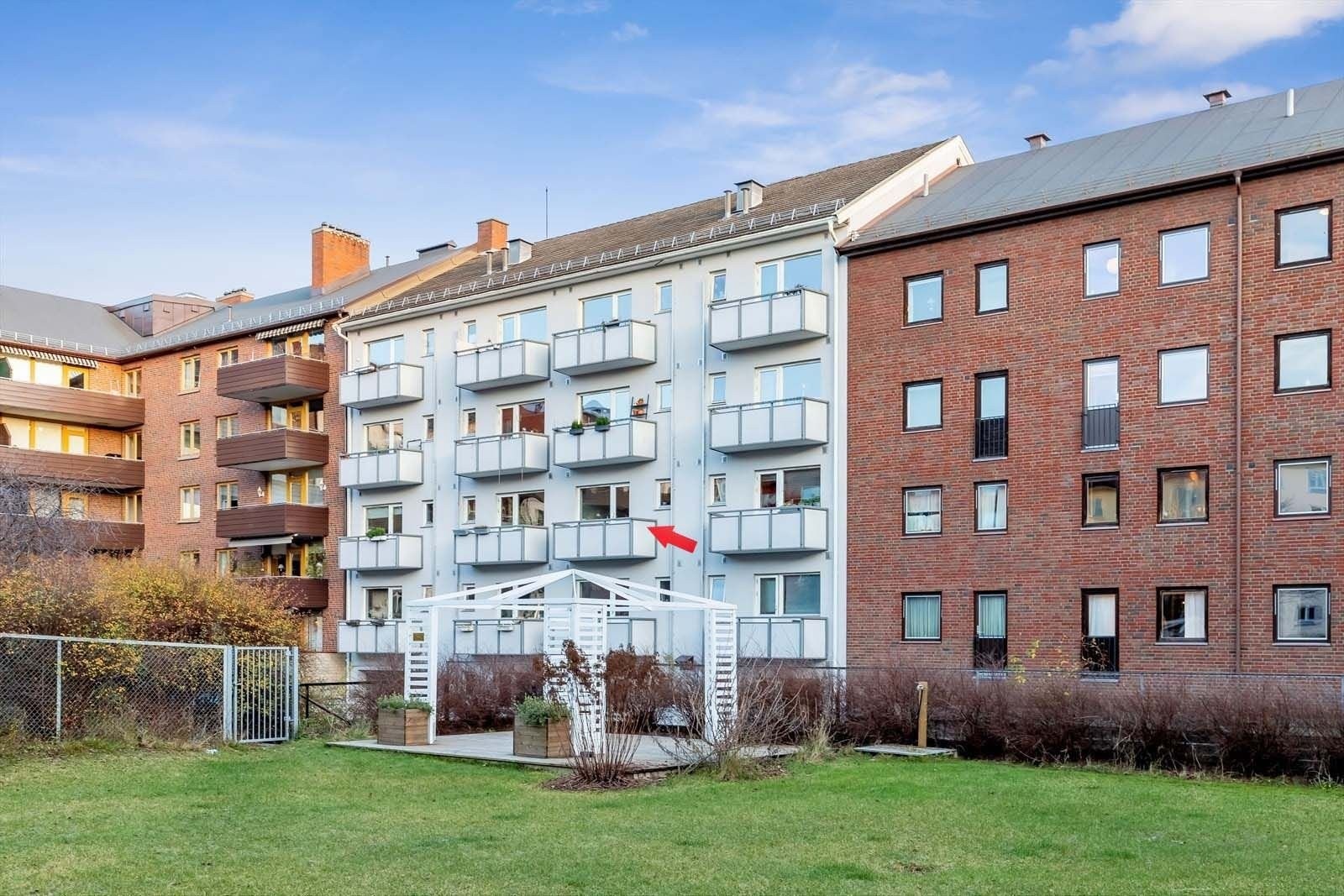Svært hyggelig og tilbaketrukket borettslag. Leiligheten ligger perfekt til i tredje etasje. Ikke for langt opp og ikke for langt ned. Galleribilde