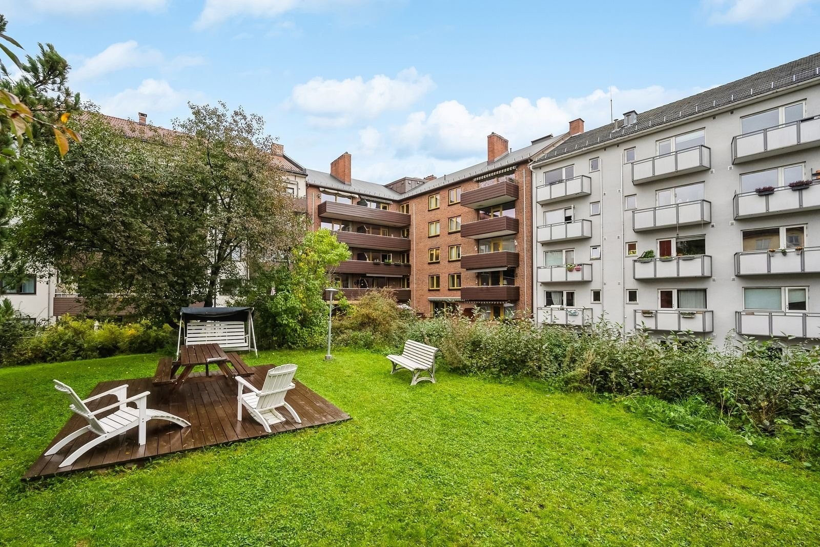 Borettslaget disponerer en egen del av bakgården. Her er det mulighet for å holde av langbordet hvis man vil invitere venner og familie til sommerfest. Galleribilde
