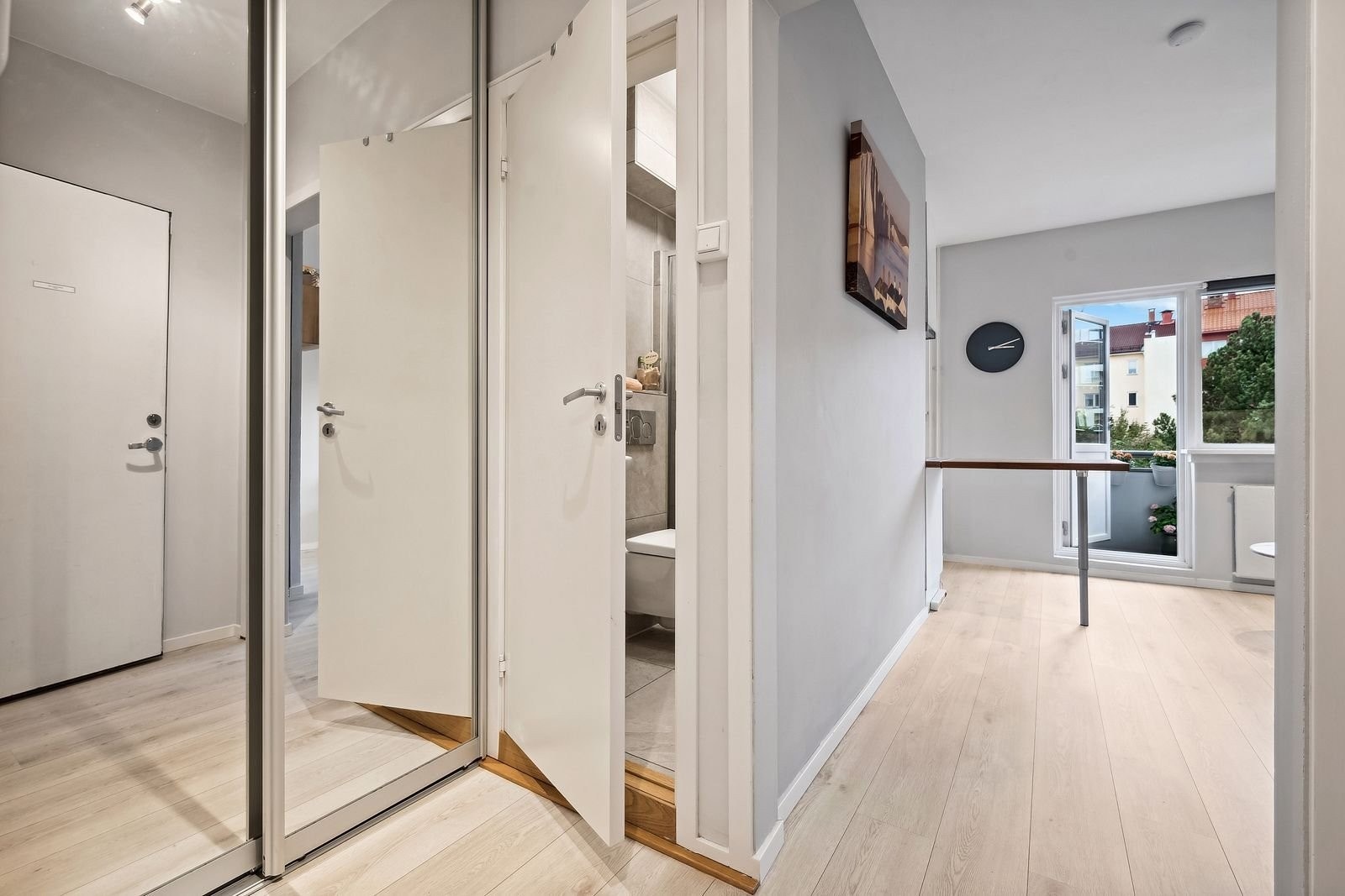 Meget flott og lys leilighet. Spesialtilpasset garderobeskap ble installert i 2018. Galleribilde
